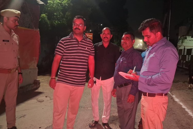कानपुर : निगम आयुक्त ने देर रात देखी सड़कों के निर्माण की गुणवत्ता, बोले—24 घंटे में हटाएं मलबा