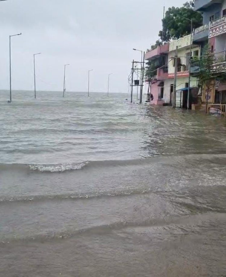 Prayagraj Flood Update: गंगा-यमुना का जलस्तर घटा, बाढ़ का खतरा टला; फाफामऊ में 82.86 मीटर
