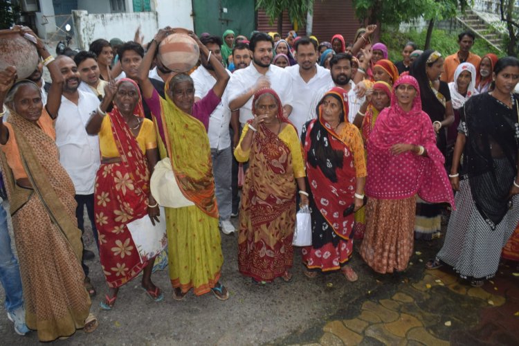 26 साल से पानी को तरसी गुजराती बस्ती, महिलाओं ने जल निगम में फोड़े मटके; एक महीने का अल्टीमेटम