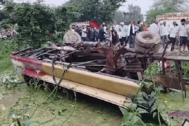 बेकाबू बल्कर ने बस को मारी भीषण टक्कर, 5 की मौत; 20 से ज्यादा घायल, बच्ची की तलाश जारी