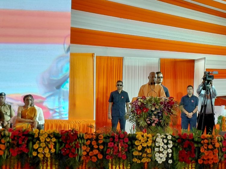 CM योगी का बाढ़ प्रभावित इलाकों का हवाई सर्वे, 995 पीड़ितों को राहत सामग्री; 31 परिवारों को मिला जमीन का पट्टा
