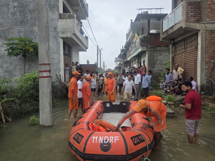 जलभराव में फंसे 25 परिवारों के बचाव में उतरी एनडीआरएफ, भौती-पनका पुल बंद  -