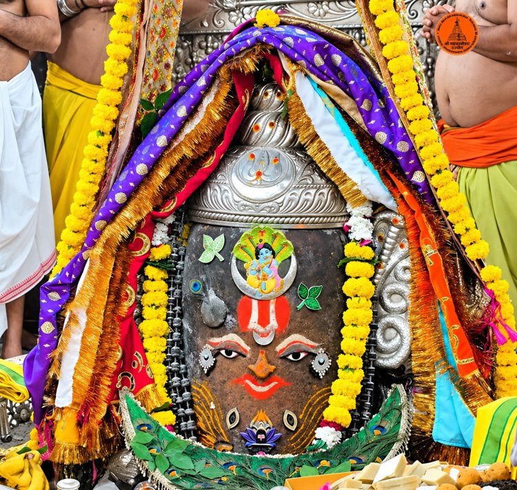 जन्माष्टमी पर श्रीकृष्ण स्वरूप में सजे बाबा महाकाल, वैष्णव तिलक से दमका ज्योतिर्लिंग