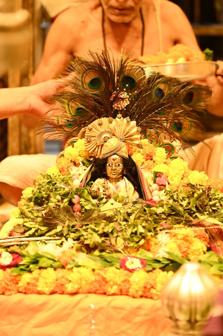महादेव के दरबार में लड्डू गोपाल का विराजना काशी की समन्वयकारी सनातन परंपरा का मनोहारी दृश्य बना, जिसे देखकर श्रद्धालु भावविभोर हो उठे।