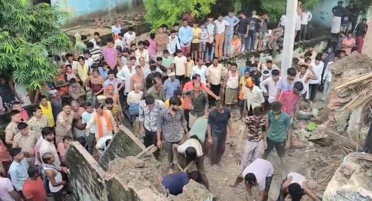 बारिश में भरभराकर गिरा दो मंजिला कच्चा मकान, पिता समेत 3 बेटियों की मौत; चौथी बेटी गंभीर