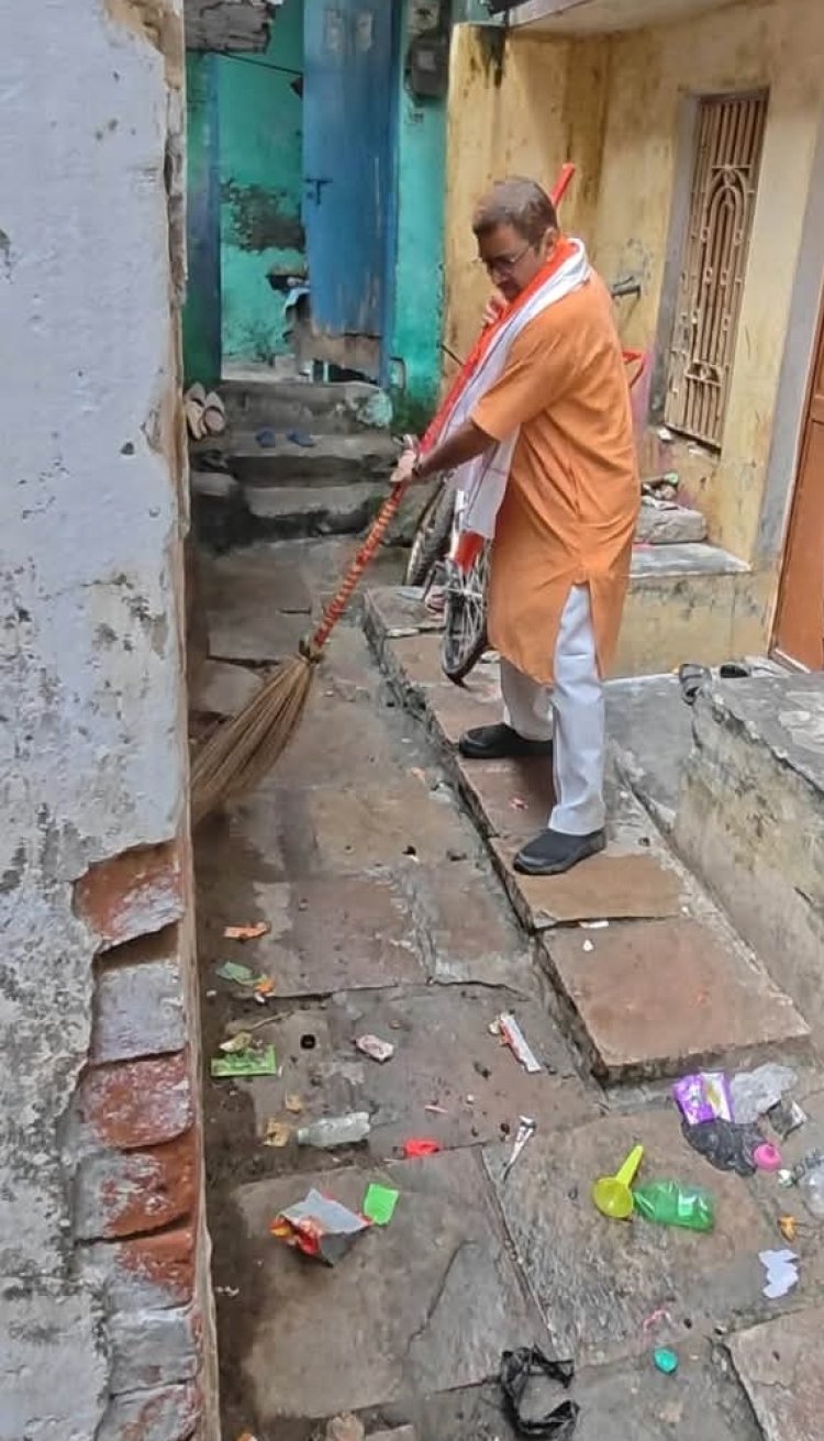 बाढ़ प्रभावित कोनिया में विधायक नीलकंठ तिवारी का वार्ड प्रवास, खराब सीवर-पानी की पाइप बदलने के निर्देश