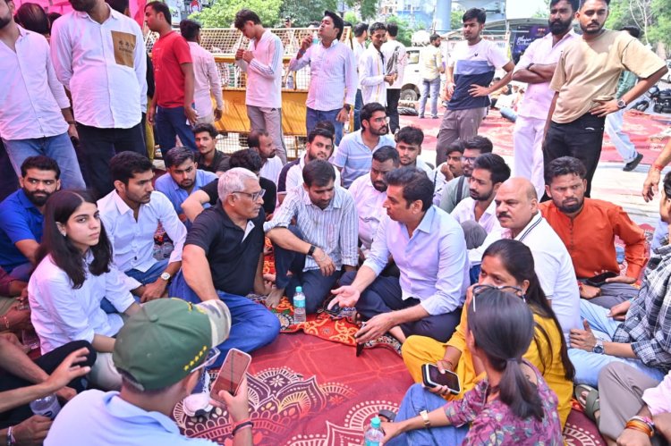 सत्य निकेतन हादसे पर कांग्रेस का धरना, देवेंद्र यादव बोले- ‘भ्रष्ट तंत्र जिम्मेदार’; MCD कमिश्नर के इस्तीफे की मांग