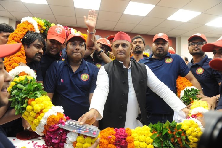 अखिलेश यादव ने लॉन्च की सपा छात्र सभा की नई यूनिफॉर्म, कॉलेज-यूनिवर्सिटी में सदस्यता अभियान चलाने का दिया निर्देश