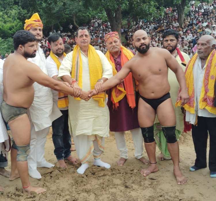 30 मिनट की जोरदार कुश्ती के बाद अयोध्या के लाठीदास ने पंजाब के सोमवीर को चित किया, जीते ₹51 हजार