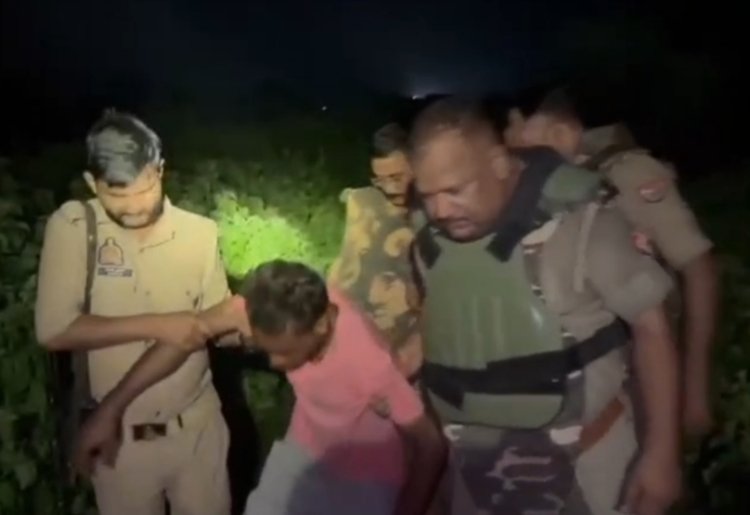 चेन स्नैचिंग के 2 वांछित आरोपी मुठभेड़ में गिरफ्तार, एक के पैर में लगी गोली; तमंचे-चेन बरामद