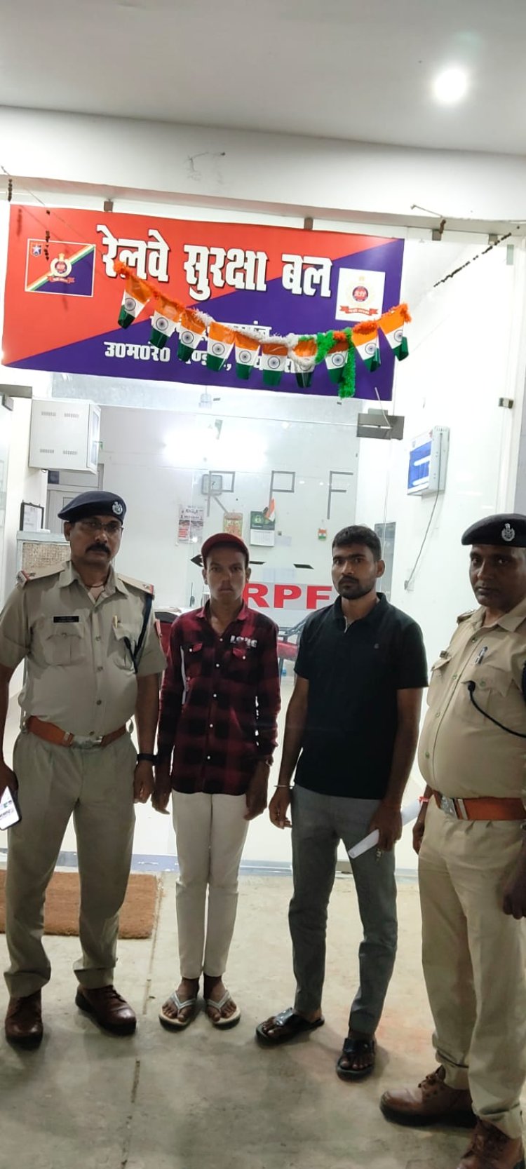 घर से नाराज होकर दिल्ली जा रहा 15 वर्षीय किशोर ट्रेन में मिला, RPF ने सूबेदारगंज में सुरक्षित उतारकर चाइल्ड हेल्पलाइन को सौंपा