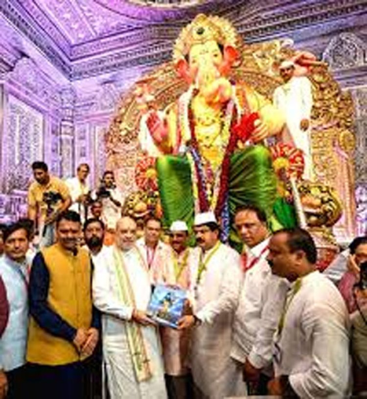 अमित शाह ने परिवार संग किए लालबाग के राजा के दर्शन, फडणवीस-शिंदे समेत कई नेताओं ने किया स्वागत