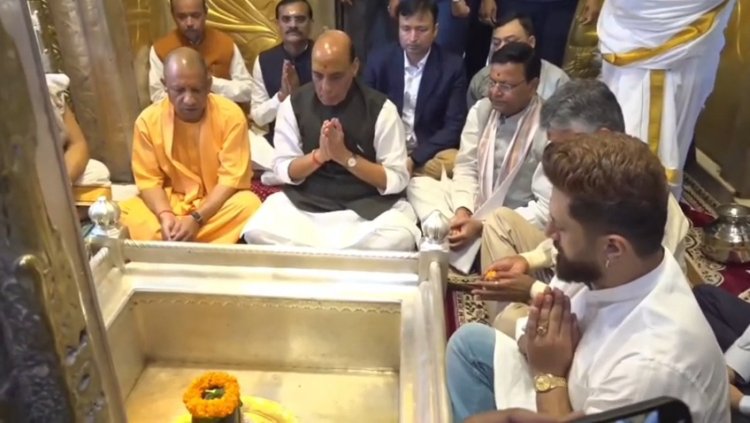 बाबा विश्वनाथ का जलाभिषेक और आरती कर देश-प्रदेश की खुशहाली के लिए प्रार्थना। पुरोहितों, आचार्यों और स्वच्छताकर्मियों का सम्मान, श्रद्धालुओं में बांटे गए 76 किलो लड्डू।