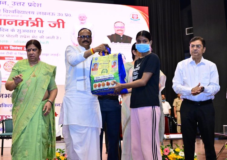 लखनऊ: केजीएमयू में 500 टीबी मरीजों को बांटी गई पोषण पोटली, ब्रजेश पाठक बोले—मिलकर हराएंगे टीबी