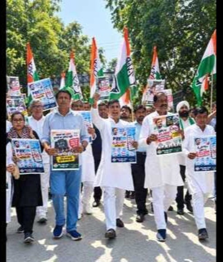 यूपीआई के कथित नए एमडीआर नियम के विरोध में नोएडा कांग्रेस का प्रदर्शन, राष्ट्रपति के नाम सौंपा ज्ञापन