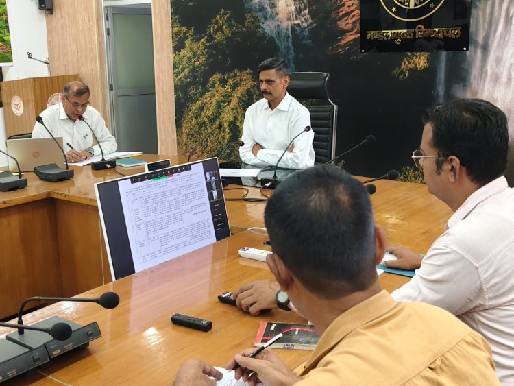 मीरजापुर: स्वरोजगार योजनाओं के आवेदन लटकाने पर बैंकों को निर्देश, समयबद्ध निस्तारण के आदेश