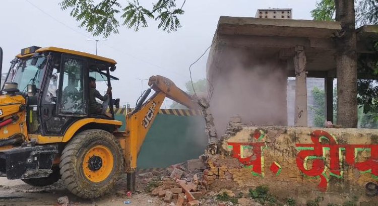 कानपुर में सरकारी जमीन पर चला बुलडोजर, केडीए ने हटाया कथित अतिक्रमण