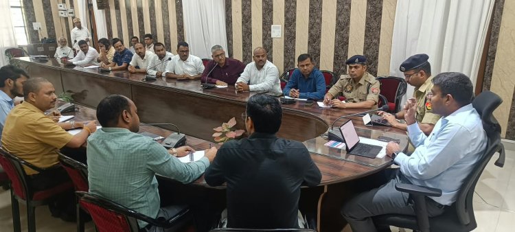गोरखपुर में बिना रॉयल्टी बालू खनन और ओवरलोडिंग पर होगी सख्ती, DM दीपक मीणा ने दिए कार्रवाई के निर्देश