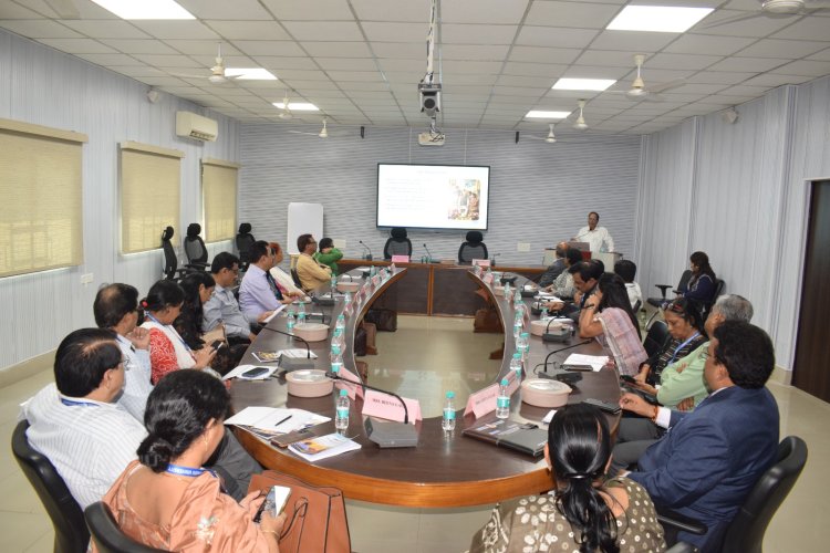 रिटायरमेंट के बाद वित्तीय सुरक्षा और सेहत पर BHU में मंथन, साइबर ठगी से बचाव के भी दिए टिप्स