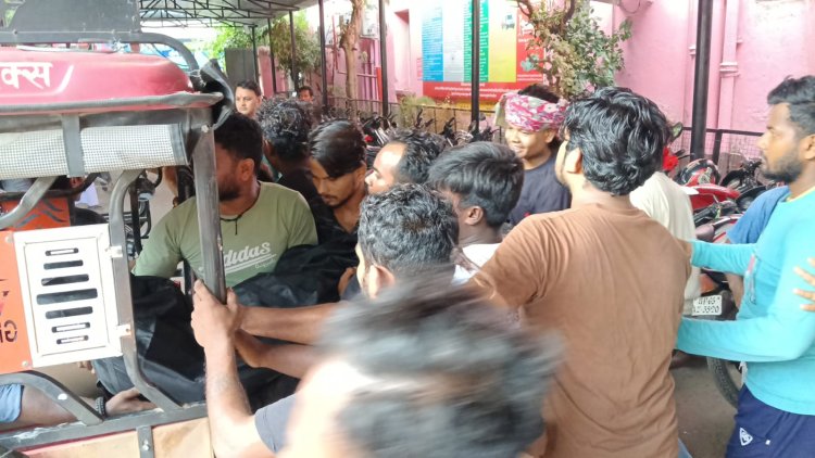वाराणसी के पिशाचमोचन कुंड में नहाते समय युवक डूबा, मौत के बाद ई-रिक्शा से शव ले गए परिजन