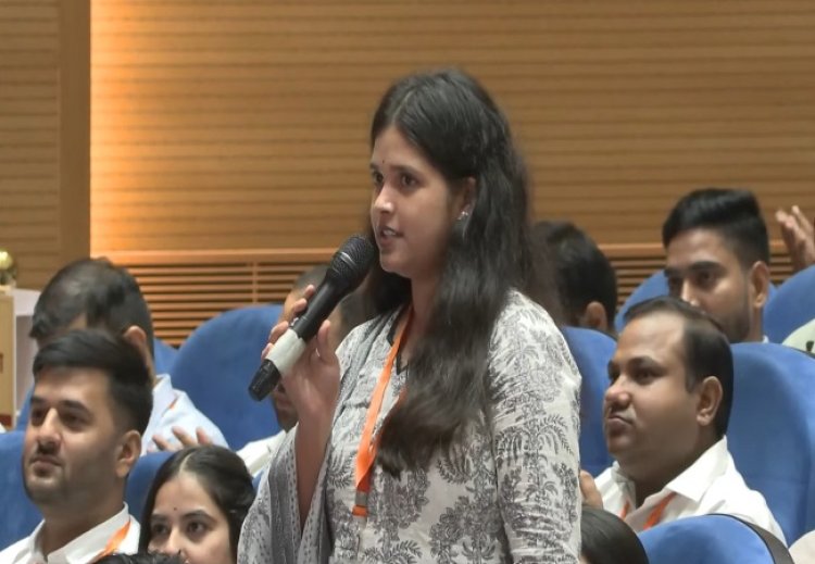 लखनऊ में 1,375 ग्राम पंचायत अधिकारियों को नियुक्ति पत्र, नौकरी की कहानी सुनाते भावुक हुए युवा
