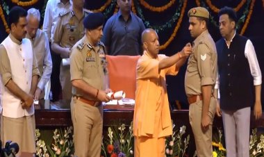 यूपी पुलिस के वीर जवानों का CM योगी ने बढ़ाया सम्मान, शहीद इंस्पेक्टर सुनील कुमार की पत्नी को भी किया सम्मानित