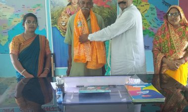 मीरजापुर के स्कूल में बच्चों ने लिया बुजुर्गों के सम्मान का संकल्प, दादा-दादी को पत्र लिखकर सीखे संस्कार