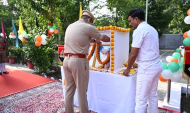 गांधी-शास्त्री जयंती पर बांदा पुलिस ने किया नमन, एसपी पलाश बंसल ने पुलिसकर्मियों को दिलाया आदर्शों पर चलने का संदेश