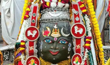 महाकाल का दिव्य श्रृंगार, रजत मुकुट और रुद्राक्ष की माला धारण कर भक्तों को दिए दर्शन
