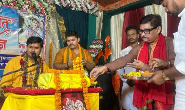 मीरजापुर में कृष्ण जन्मोत्सव की धूम, ‘नंद घर आनंद भयो’ के जयकारों से गूंजा कथा पंडाल