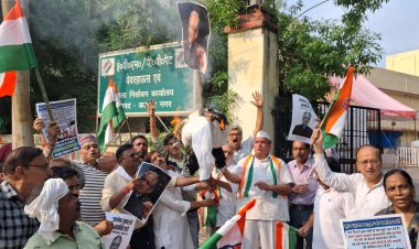 कानपुर में कांग्रेस-सपा का चुनाव आयोग के खिलाफ प्रदर्शन, सपा कार्यकर्ताओं का सड़क पर धरना, कांग्रेस ने फूंका CEC का पुतला