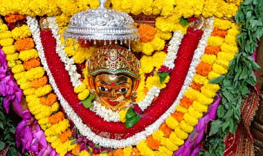 काशी में शारदीय नवरात्र का आगाज, मां शैलपुत्री के दरबार में उमड़ा श्रद्धालुओं का सैलाब