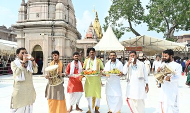 शारदीय नवरात्रि के दूसरे दिन बाबा विश्वनाथ धाम से मां विशालाक्षी धाम भेजी गई श्रृंगार सामग्री