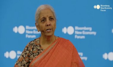 रुपये में अत्यधिक उतार-चढ़ाव रोकने के प्रयास जारी रखेगा आरबीआई : सीतारमण