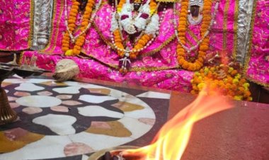 मंदिर में सुबह मंगला आरती से देर रात तक लगी रही श्रद्धालुओं की कतार, शतचंडी महायज्ञ में शामिल हुए भक्त