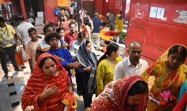 मां कूष्मांडा के दरबार में उमड़ा आस्था का सैलाब, जीवन की बाधाओं से मुक्ति के लिए श्रद्धालुओं ने टेका मत्था