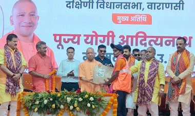मुख्यमंत्री योगी ने काशी में सफाईकर्मियों को सम्मानित कर दलितों को रिझाया, चुनाव में दिखेगा असर