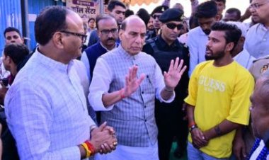 लखनऊ में बाढ़ पीड़ितों के बीच पहुंचे राजनाथ सिंह, 1,000 परिवारों को बांटी राहत सामग्री