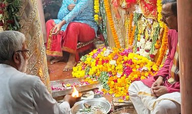 प्रयागराज: पंचमी पर मां कल्याणी देवी ने स्कंदमाता स्वरूप में दिए दर्शन, स्वतंत्र देव सिंह ने उतारी आरती