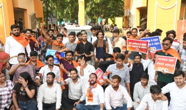 कानपुर में अभाविप का प्रदर्शन, दिनेश यादव बोले—संवैधानिक संस्थाओं की गरिमा बनाए रखना जरूरी
