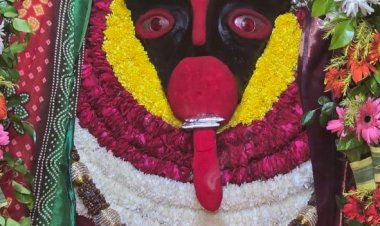 शारदीय नवरात्र: वाराणसी में मां कालरात्रि के दरबार में उमड़ा आस्था का सैलाब, मंदिरों में लगी लंबी कतारें