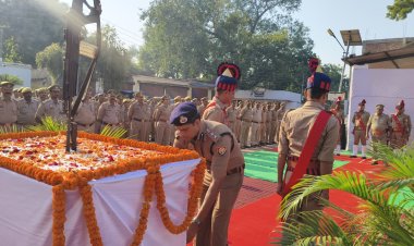 जौनपुर में पुलिस स्मृति दिवस पर शहीद जवानों को श्रद्धांजलि, एसपी डॉ. यशवीर सिंह ने किया नमन