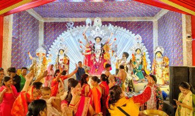 वाराणसी में महिलाओं ने खेला सिंदूर खेला, मां दुर्गा से मांगा अखंड सौभाग्य का आशीर्वाद