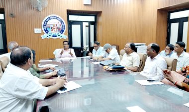 प्रयागराज: एसआरएन अस्पताल में बाहर से दवा और जांच कराने पर मंडलायुक्त सख्त, सुधार के लिए तय की समयसीमा