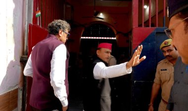 आजम खां से जेल में मिले अखिलेश यादव, बोले- फर्जी मुकदमों से रामपुर में रामराज की भावना कुचली गई