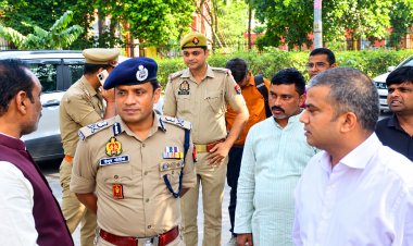 प्रयागराज में शांतिपूर्ण संपन्न हुआ स्नातक एमएलसी चुनाव का मतदान: DM मनीष कुमार वर्मा