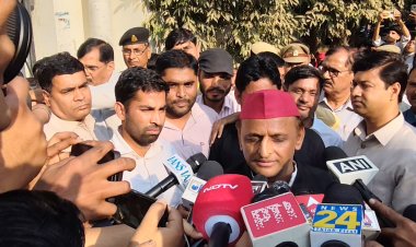 सपा मुखिया अखिलेश यादव ने इटावा में किया मतदान, सरकार पर उठाए सवाल