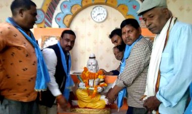 प्रयागराज: ऋषिकुल विद्यालय परिसर में स्थापित की गई भगवान वाल्मीकि की नई प्रतिमा