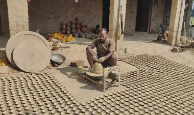 अयोध्या में दीपोत्सव से कुम्हार परिवारों को मिला रोजगार, मिट्टी के दीयों की बढ़ी मांग