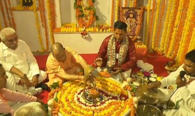 कानपुर: महर्षि वाल्मीकि आश्रम में सीएम योगी ने की पूजा-अर्चना, प्राचीन शिवलिंग और सीता कुटिया के किए दर्शन